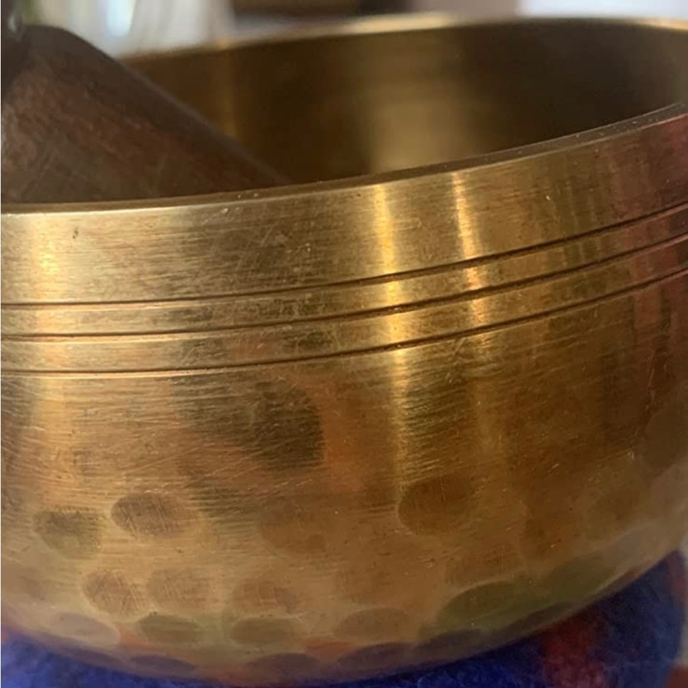 BRAND NEW HANDCRAFTED TIBETAN SINGING BOWL SPIRITUALITY SELF CARE MEDIATION NWT - Picture 4 of 5